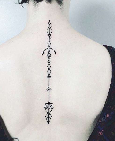 Tatuaje en la columna vertebral: flecha