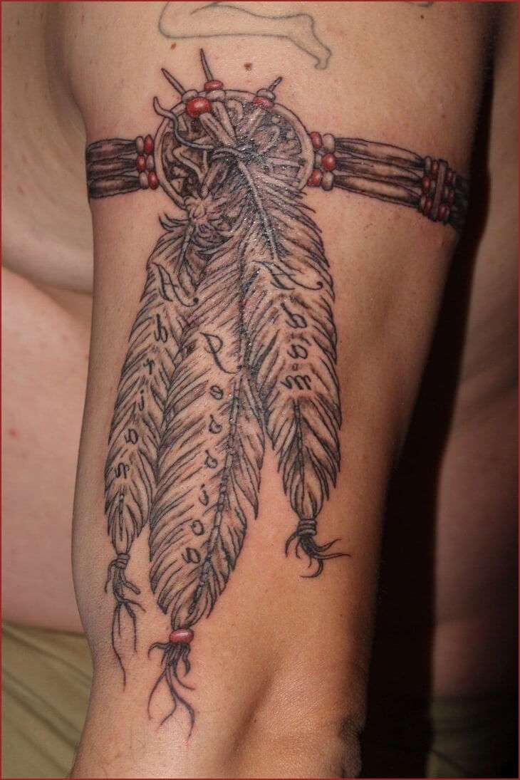 Tatuaje de plumas en el brazo