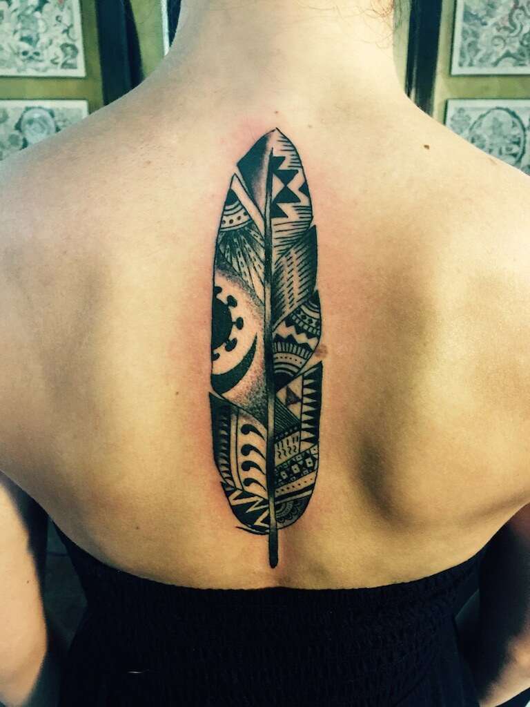Tatuaje de pluma grande en la espalda