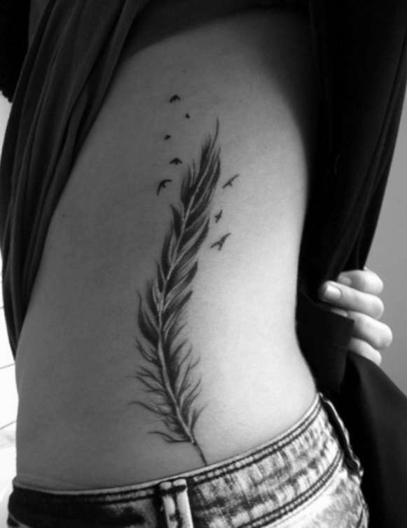 Tatuaje de pluma y aves volando
