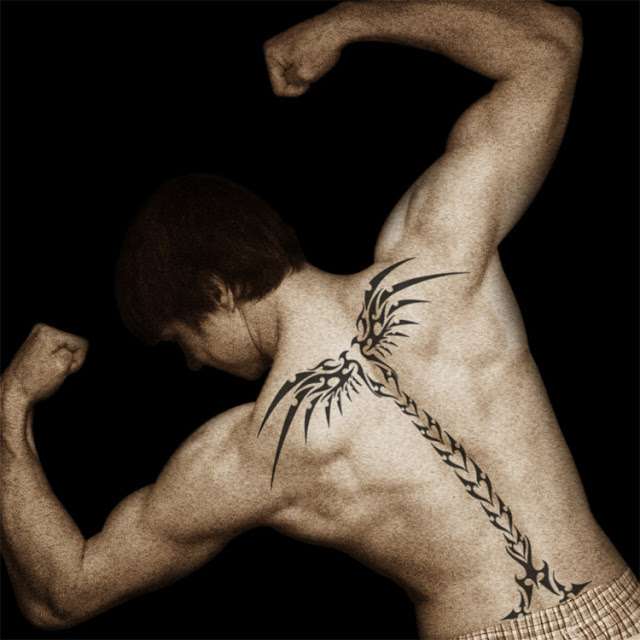Tatuaje tribal en la columna vertebral