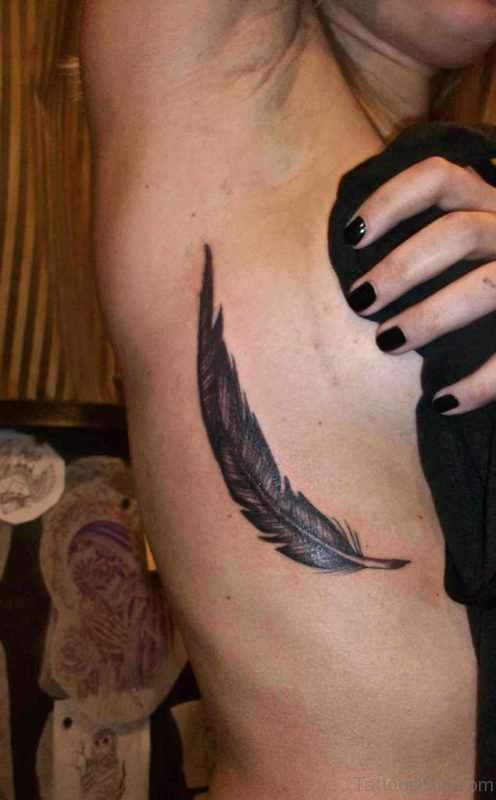 Tatuaje de pluma negra cerca de la axila