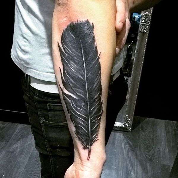 Tatuaje de pluma negra en antebrazo