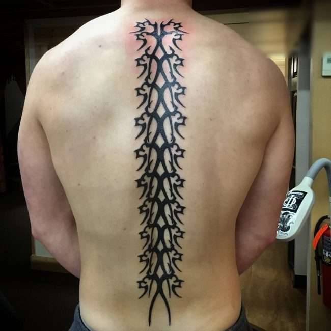 Tatuaje tribal en la columna vertebral
