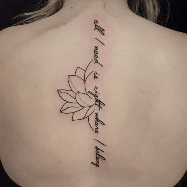 Tatuaje en la columna vertebral: frase