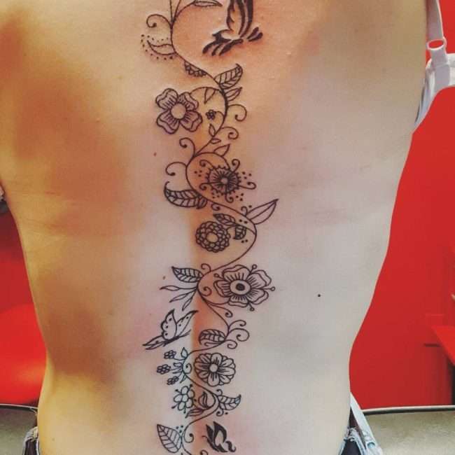 Tatuaje en la columna vertebral: flores