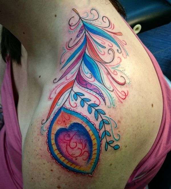 Tatuaje de pluma en el hombro