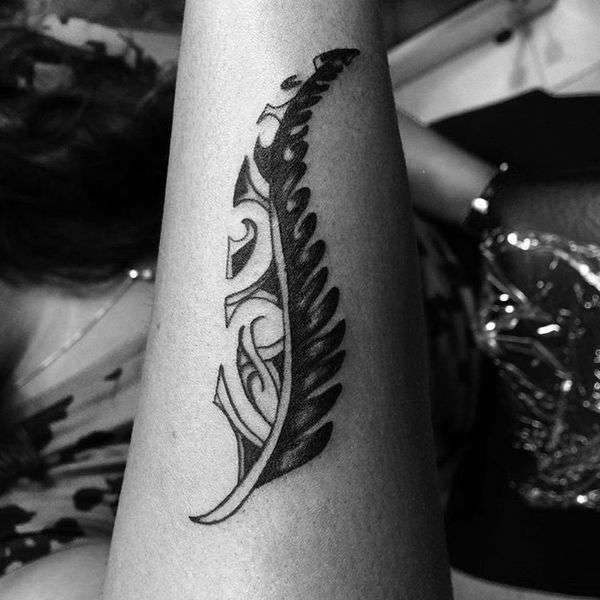Tatuaje de pluma asimétrica