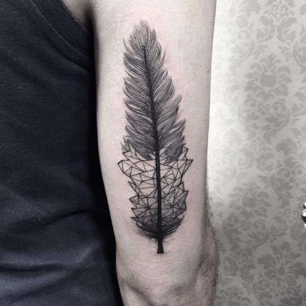 Tatuaje de pluma con formas geométricas