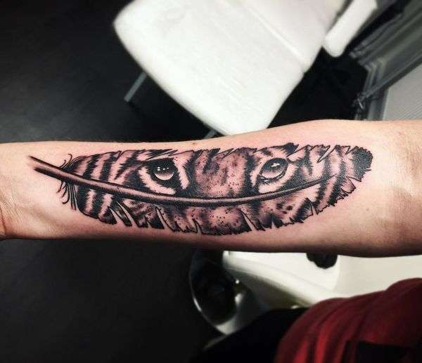 Tatuaje de pluma y ojos de tigre