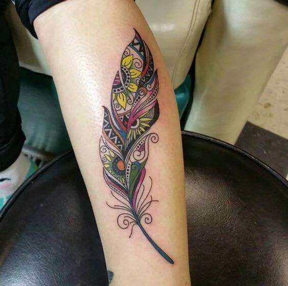 Tatuaje de pluma multicolor
