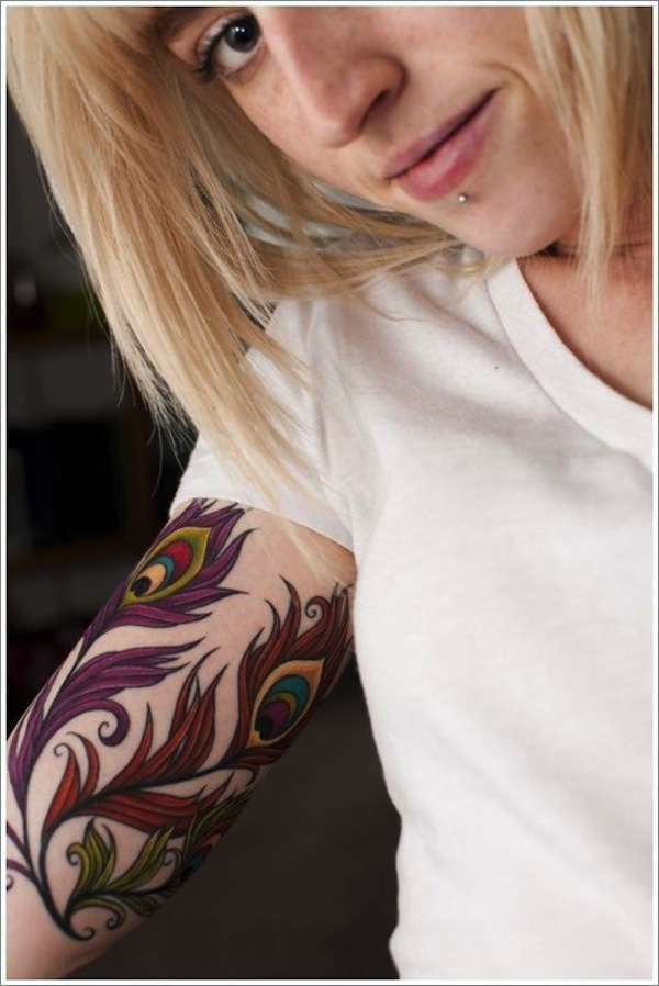 Tatuaje de plumas en el brazo