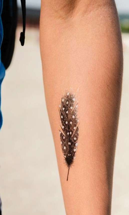 Tatuaje de pluma moteada