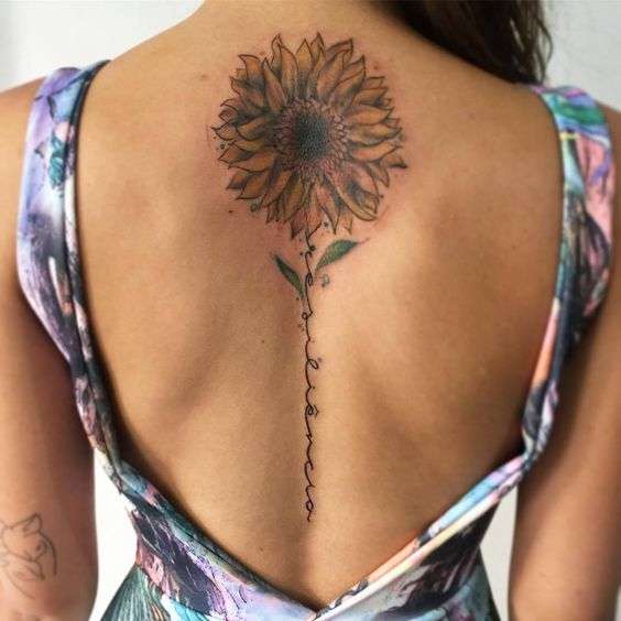 Tatuaje en la columna vertebral: girasol