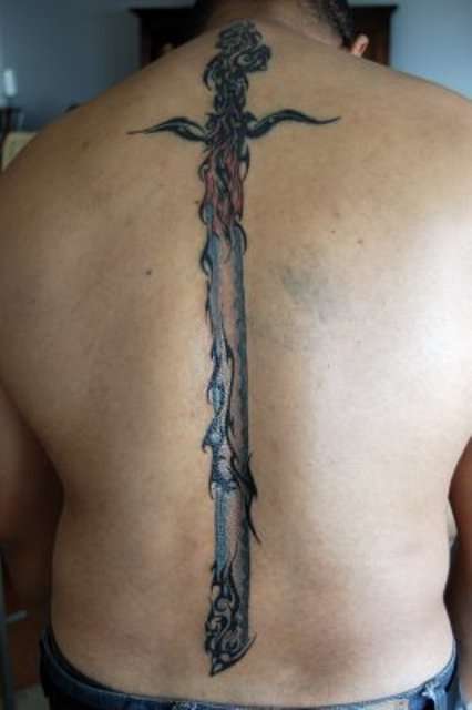 Tatuaje en la columna vertebral: espada