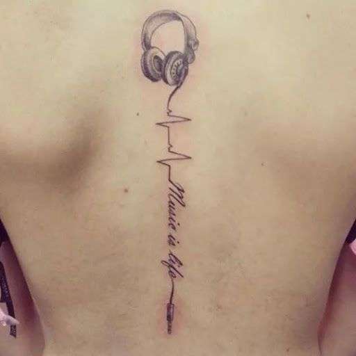 Tatuaje en la columna vertebral: auriculares