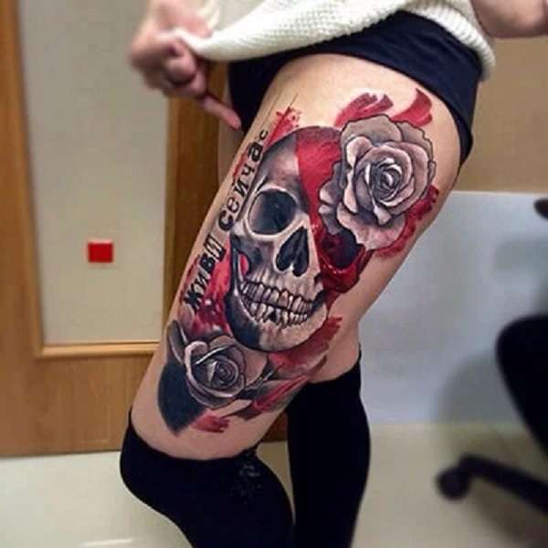 Tatuaje de calavera grande en el muslo