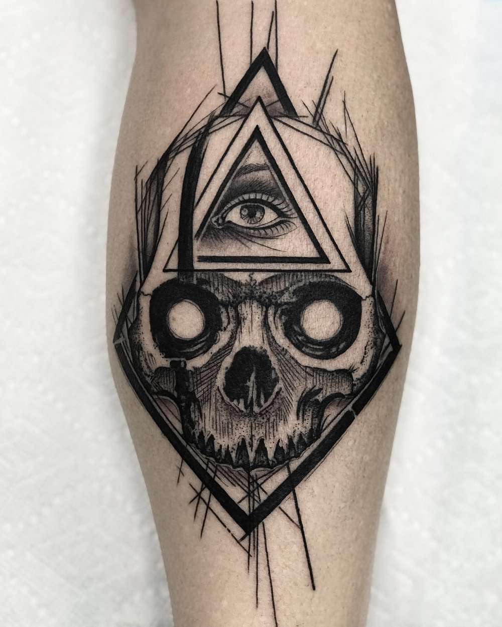 Tatuaje de calavera y ojo de la providencia