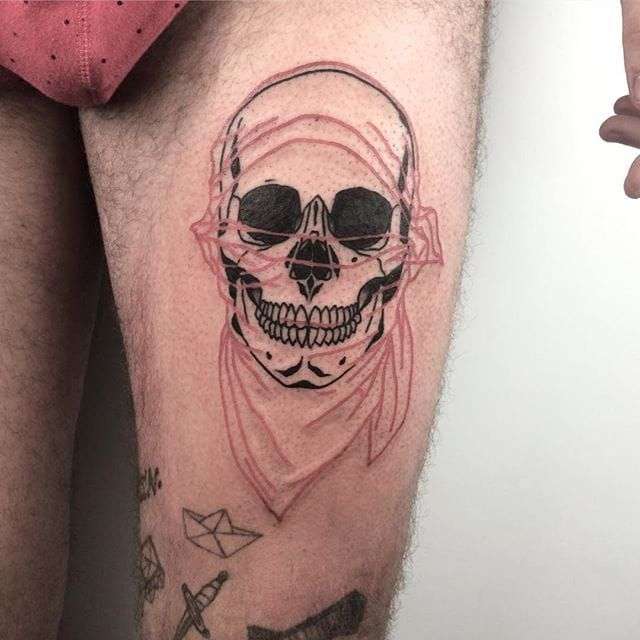 Tatuaje de calavera en el muslo