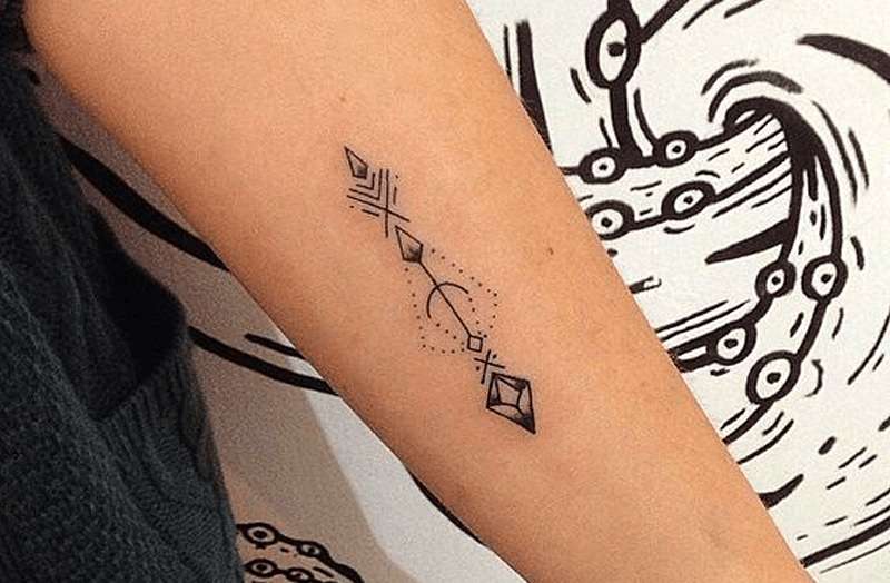 Tatuaje de flecha negra