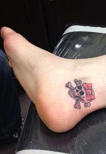 Tatuaje de calavera con moño