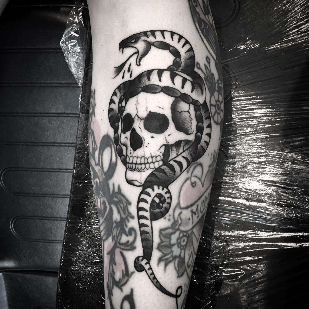 Tatuaje de calavera y serpiente