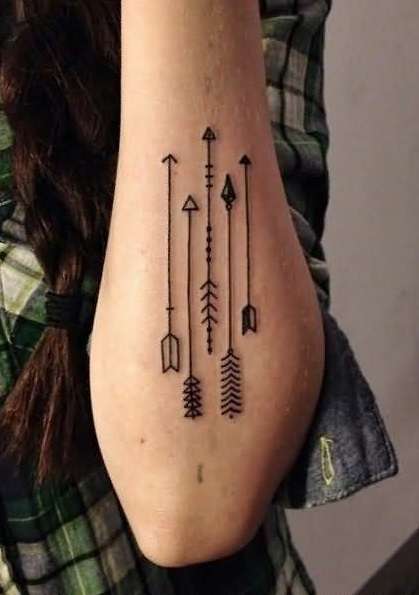 Tatuaje de cinco flechas