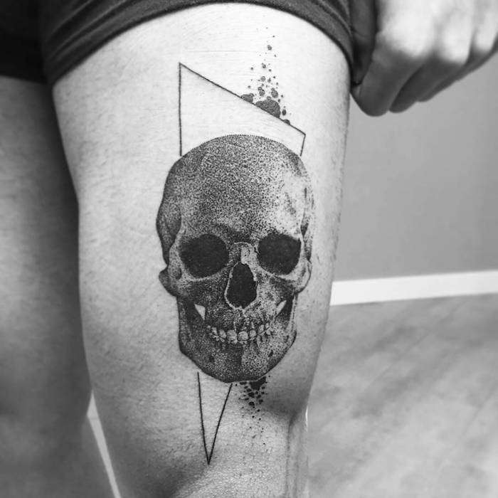 Tatuaje de calavera en el muslo