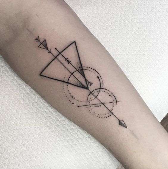 Tatuaje de flecha y figuras geométricas
