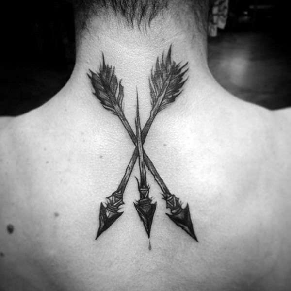 Tatuaje de tres flechas, una rota