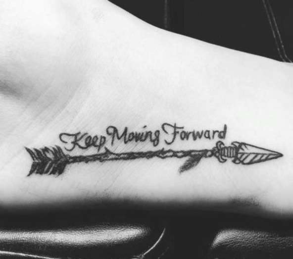 Tatuaje de flecha en el pie