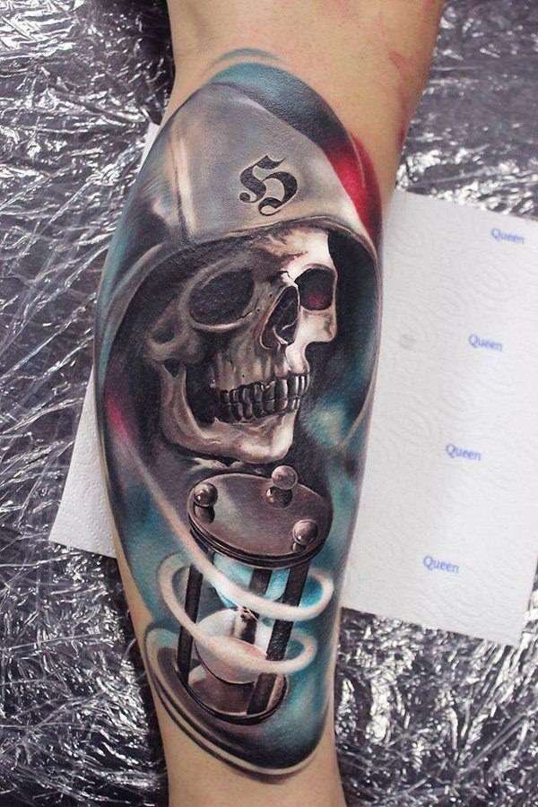 Tatuaje de calavera y reloj de arena