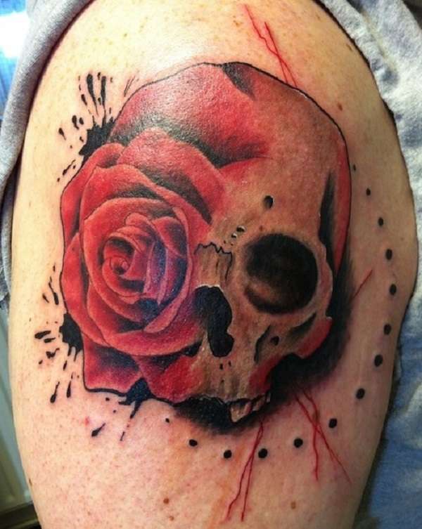 Tatuaje de calavera y rosa