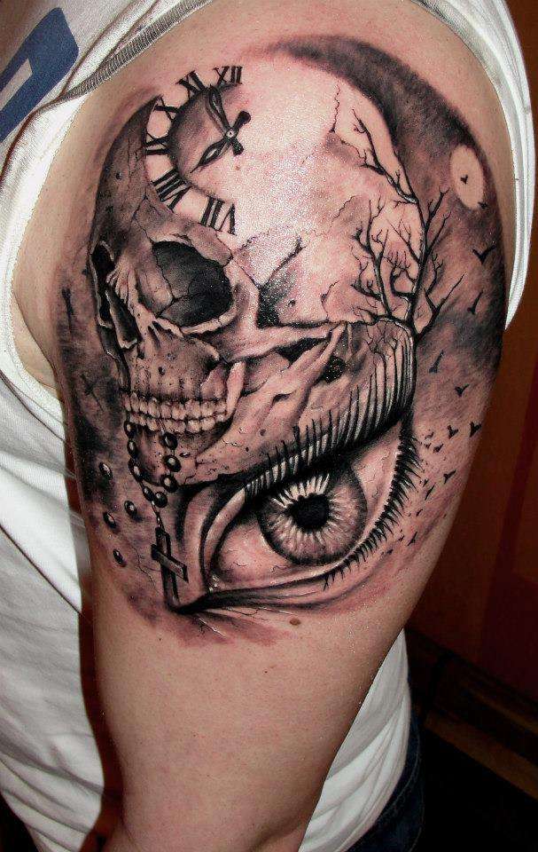 Tatuaje de calavera con reloj, ojo y paisaje nocturno