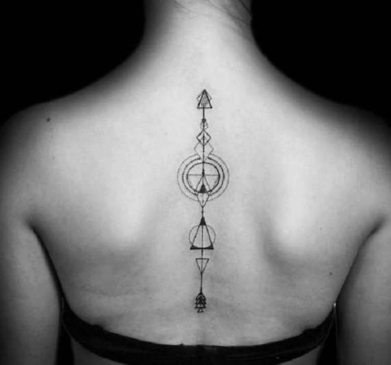 Tatuaje de flecha en la espalda