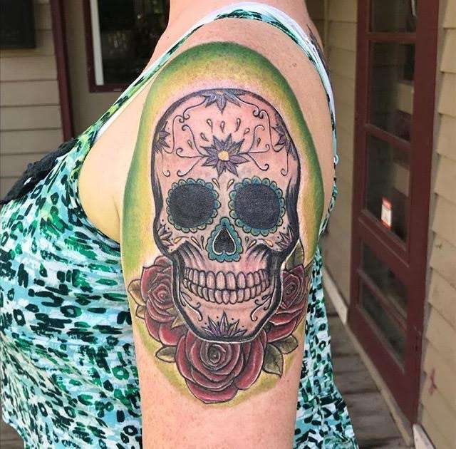 Tatuaje de calavera mexicana en el hombro