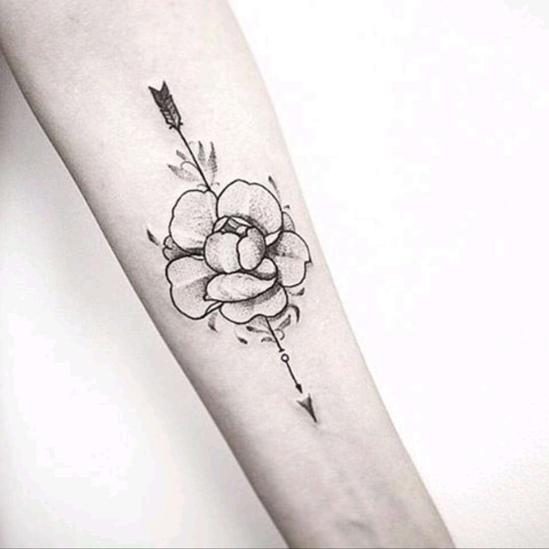 Tatuaje de flecha y flor