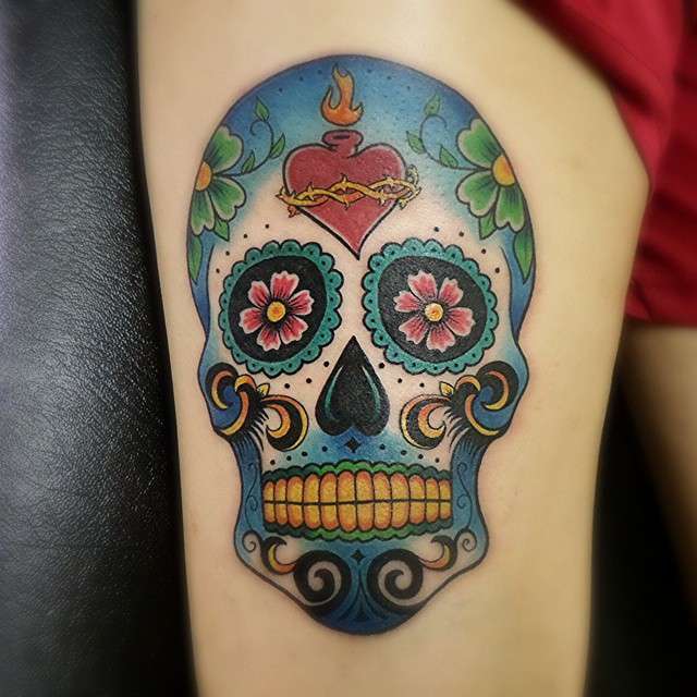 Tatuaje de calavera con flores y el sagrado corazón