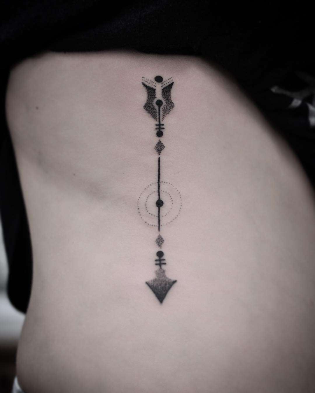 Tatuaje de flecha puntillismo