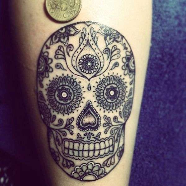 Tatuaje de calavera mexicana en blanco y negro