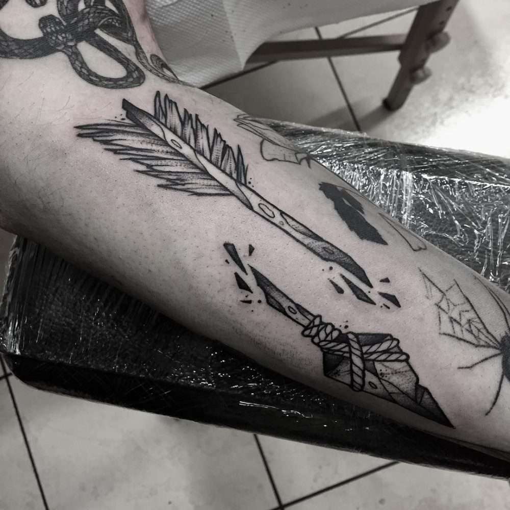 Tatuaje de flecha quebrada old school