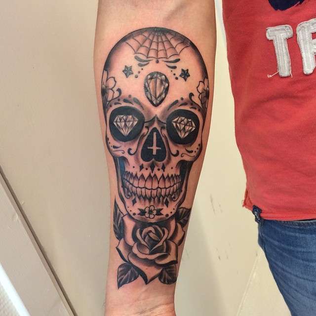Tatuaje de calavera con diamantes y rosa