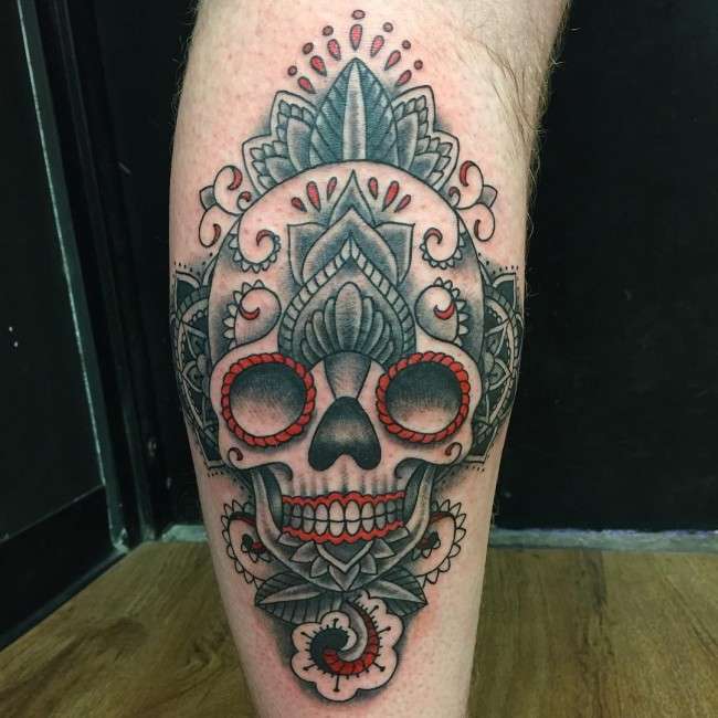 Tatuaje de calavera negro y rojo