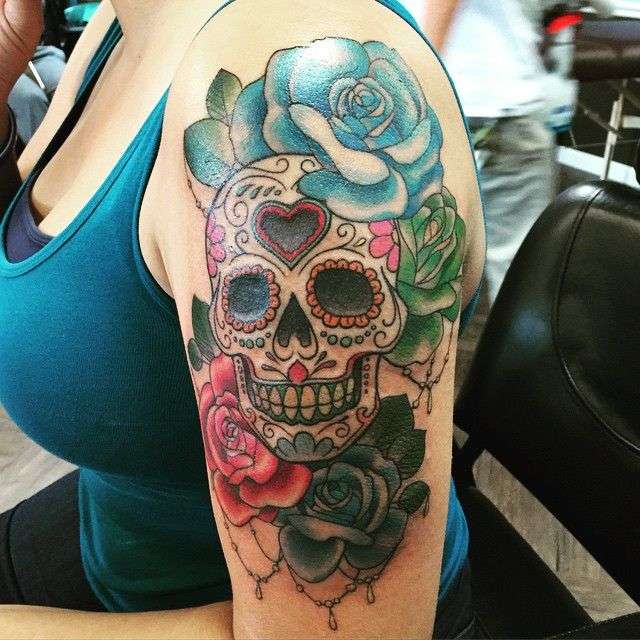 Tatuaje de calavera y rosas de colores