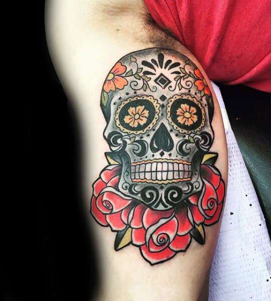 Tatuaje de calavera y rosas rojas