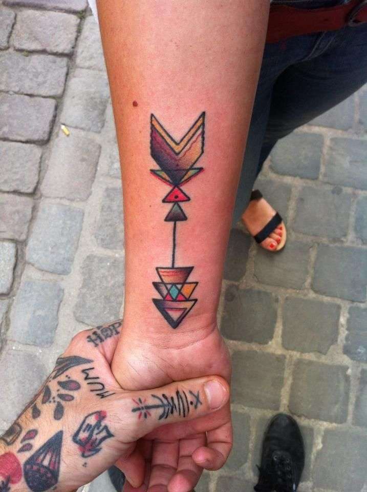 Tatuaje de flecha en colores