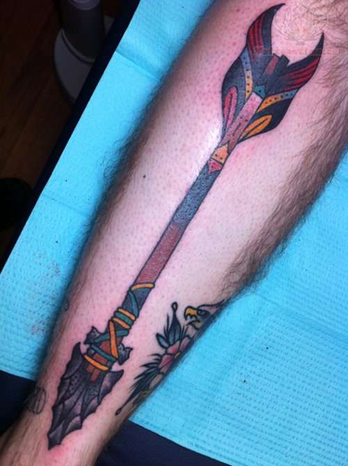 Tatuaje de flecha old school colores