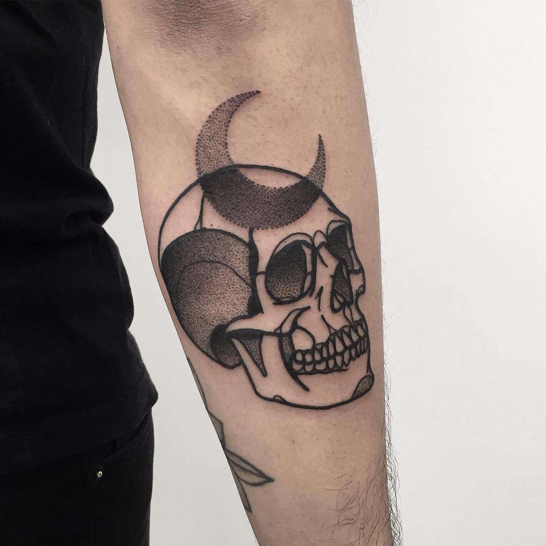 Tatuaje de calavera en el brazo
