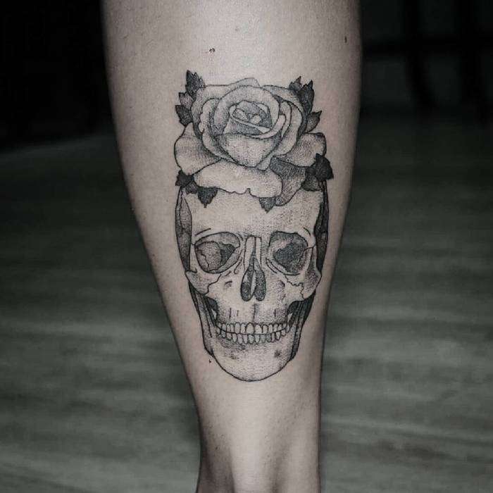 Tatuaje de calavera en la pantorrilla