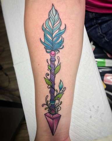 Tatuaje de flecha en colores